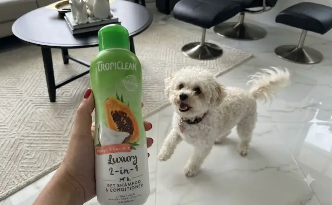 TropiClean 2 in 1 dog shampoo and conditioner papaya and coconut 20oz bottle packaging presentation
